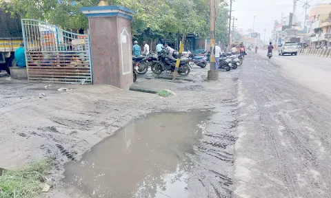 மழைநீருடன் கலந்து வந்த சாக்கடை நீரில் மூழ்கிய தருமபுரி பட்டுக்கூடு அங்காடி-ஆவின் பாலகம் போன்றவற்றை படத்தில் காணலாம்.