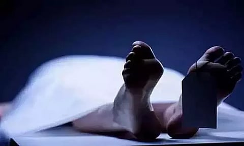 பயணிகள் நிழற்குடை அருகே முதியவர் உடல்