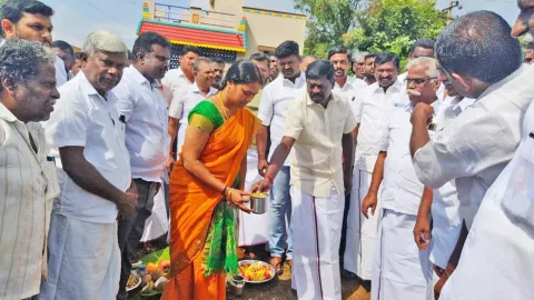 நீர்த்தேக்க தொட்டிக்கு தி.மு.க. தெற்கு மாவட்ட செயலாளர் சிவபத்மநாதன் அடிக்கல் நாட்டிய காட்சி.