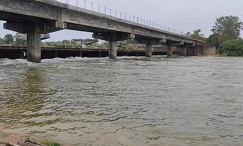 கொசஸ்தலை ஆற்றில் வெள்ளப்பெருக்கு: ஒதப்பை தரைப்பாலத்தில் 2-வது நாளாக போக்குவரத்து நிறுத்தம்