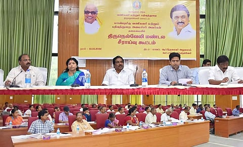 அமைச்சர் மூர்த்தி தலைமையில் கூட்டம் நடந்த போது எடுத்தபடம். அருகில் கலெக்டர் விஷ்ணு, அப்துல்வகாப் எம்.எல்.ஏ. மற்றும் பலர் உள்ளனர்.