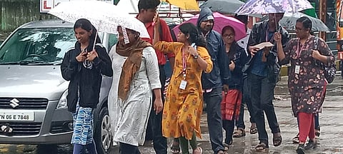 வேலூரில் இன்று காலை முதல் தொடர்ந்து மழை பெய்து வருகிறது. அண்ணா கலையரங்கம் அருகே மழைக்கு குடைப்பிடித்தபடி சென்ற கல்லூரி மாணவிகள்.