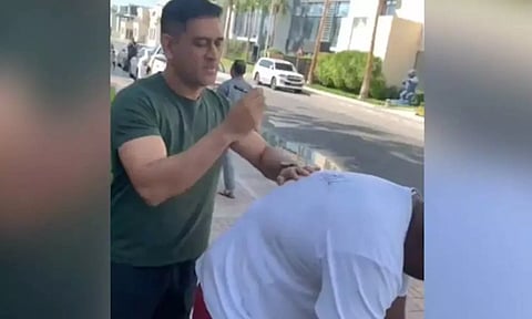 ரசிகரின் டி-ஷர்ட்டில் கையெழுத்திட்ட டோனி- வைரல் வீடியோ