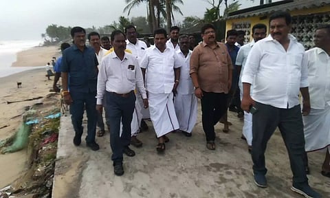 புயலால் ஏற்பட்ட பாதிப்புகளை பார்வையிட்ட அமைச்சர் அனிதா ராதாகிருஷ்ணன்