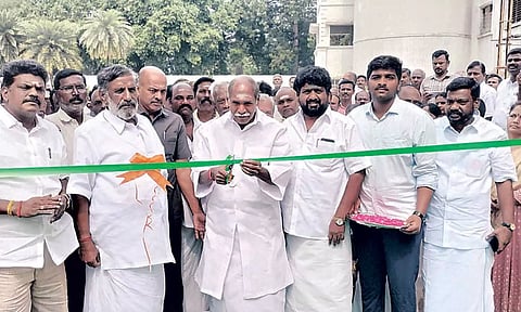 கருடா உயிரியல் பூங்காவை முதல்-ரங்கசாமி திறந்து வைத்த காட்சி. அருகில் அமைச்சர் தேனீ.ஜெயக்குமார் உள்ளார்.