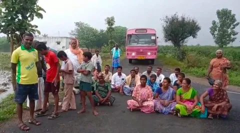 திட்டக்குடி அருகே பஸ் வசதி கேட்டு வ.மேட்டூர் கிராம மக்கள் அரசு பஸ்சினை சிறைபிடித்து சாலைமறியலில் ஈடுபட்டனர்.