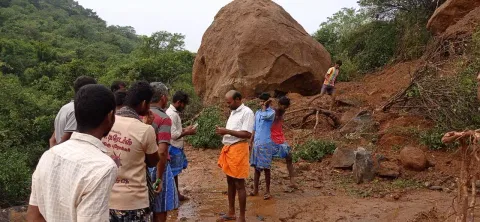ராட்சத பாறையை படத்தில் காணலாம்.