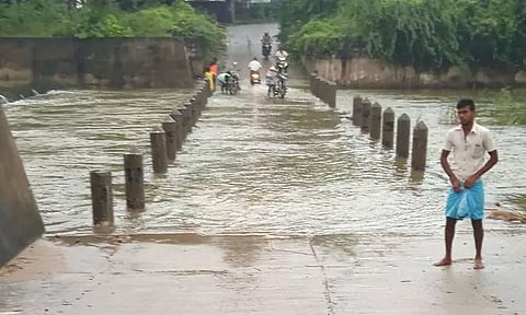 குயிலாப்பாளையம் தரைப்பாலத்தை மூழ்கடித்தப்படி வெள்ளம் செல்வதை படத்தில் காணலாம்.