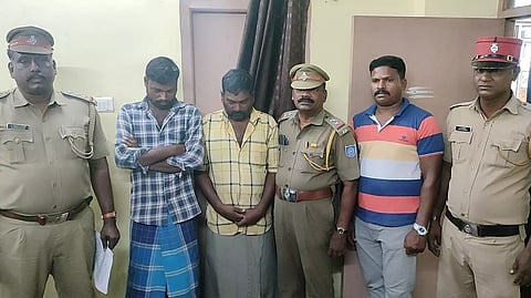 நகைகள் திருடியவர்களை படத்தில் காணலாம்.