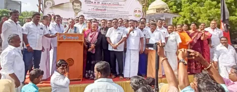 திருமங்கலத்தில் நடந்த அ.தி.மு.க. ஆர்ப்பாட்டத்தில் பங்கேற்றவர்கள்.&nbsp;