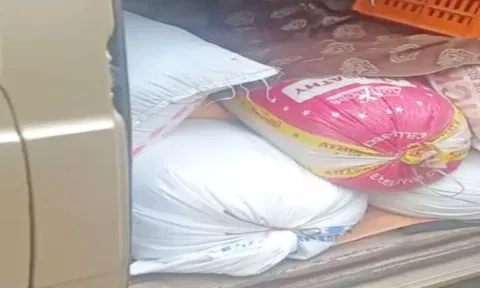 பறிமுதல் செய்யப்பட்ட ரேஷன் அரிசியை படத்தில் காணலாம்&nbsp;