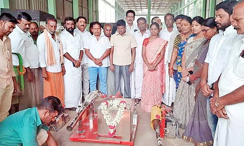 பேக்கிங் செய்யும் எந்திரத்தை நகரமன்ற தலைவர் துர்கா பரமேஸ்வரி தொடங்கி வைத்தார்.