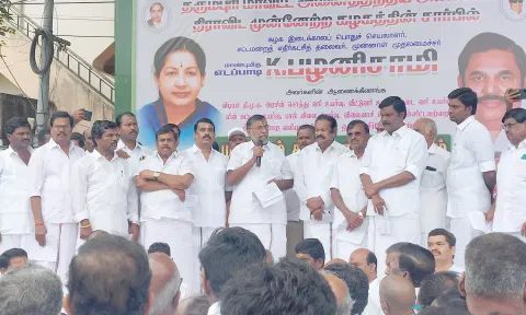 தி.மு.க. அரசை கண்டித்து தருமபுரியில் அ.தி.மு.க. சார்பில் ஆா்ப்பாட்டம்