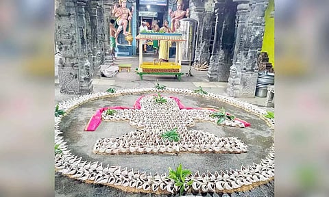 சங்குகளில் புனிதநீர் நிரப்பப்பட்டு சிவலிங்க வடிவில் வைக்கப்பட்டுள்ளது.