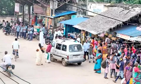 பஸ்சுக்காக பல மணி நேரம் காத்திருக்கும் மாணவ-மாணவிகள்.