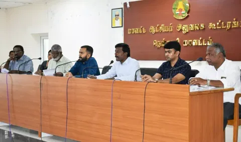 கலெக்டர் ஆகாஷ் தலைமையில் மக்கள் குறைதீர்க்கும் நாள் கூட்டம் நடந்தபோது எடுத்தபடம்.