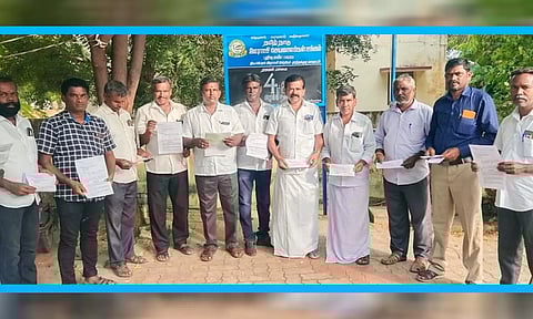 கூட்டத்தில் கலந்து கொண்ட ஊராட்சி செயலாளர்கள் சங்க நிர்வாகிகள்.