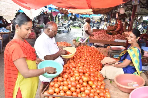 வ.உ.சி. மார்க்கெட்டில் தக்காளி விலை உயர்ந்தது