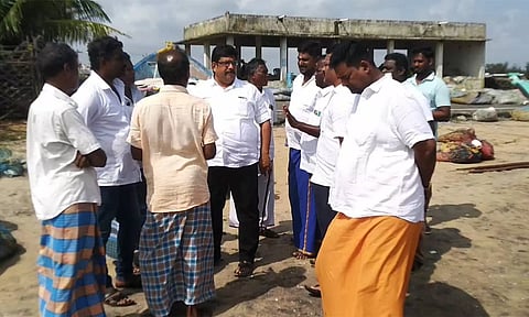 மாண்டஸ் புயல் பாதிப்பு: மாமல்லபுரத்தில் கணக்கெடுப்பு துவங்கியது- எம்.எல்.ஏ. பாலாஜி ஆய்வு