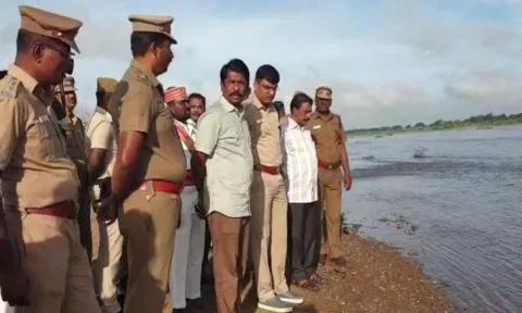 பெண்ணையாற்றில் அடித்து செல்லப்பட்ட 2 பேரை தேடும் பணியினை விழுப்புரம் மாவட்ட கலெக்டர் மோகன் நேரில் சென்று ஆய்வு செய்தார். விழுப்புரம் மாவட்ட போலீஸ் சுப்பிரண்ட் ஸ்ரீநாதா, கோட்டாட்சியர் ரவிச்சந்திரன் ஆகியோர் உடனிருந்தனர்.
