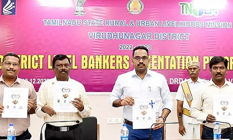 கருத்தரங்கில் மகளிர் சுய உதவிக்குழுக்கள் மற்றும் வங்கி தொடர்பு குறித்த புத்தகத்தை கலெக்டர் மேகநாதரெட்டி வெளியிட்டார்.