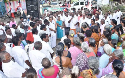 ஆர்ப்பாட்டத்தில் முன்னாள் அமைச்சர் ஆர்.பி. உதயகுமார் பேசிய காட்சி.