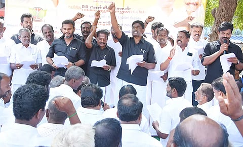 சிவகங்கையில் அ.தி.மு.க.வினர் ஆர்ப்பாட்டம்