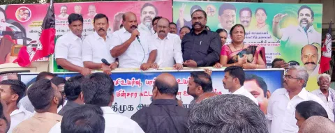 காரைக்குடியில் அ.தி.மு.க.வினர் ஆர்ப்பாட்டம்