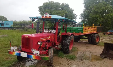 போலீசாரால் பறிமுதல் செய்யப்பட்ட டிராக்டரை படத்தில் காணலாம்.