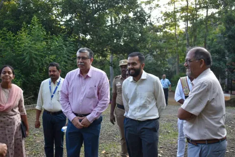 தென்காசியில் சித்த மருத்துவ ஆராய்ச்சி மையம் அமைப்பதற்காக கலெக்டர் ஆகாஷ் ஆய்வு செய்த போது எடுத்தபடம்.