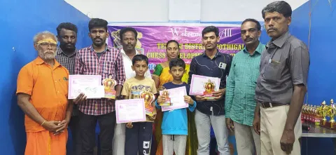 பொதிகை சதுரங்க சாம்பியன்ஷிப் போட்டியில் வெற்றி பெற்றவர்களை படத்தில் காணலாம்.