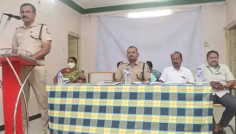 ஏல நிகழ்ச்சியில் கலந்து கொண்டவர்கள்.