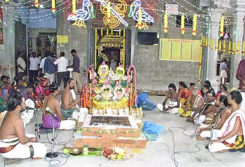 சாலைக்குமார சுவாமி கோவிலில் பாலாலயம் நடைபெற்ற போது எடுத்தபடம்.