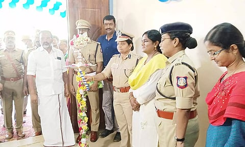 ேபாலீஸ் சூப்பிரண்டு அலுவலகத்தை தஞ்சை சரக டி.ஐ.ஜி. கயல்விழி திறந்து வைத்து குத்துவிளக்கேற்றினார்.