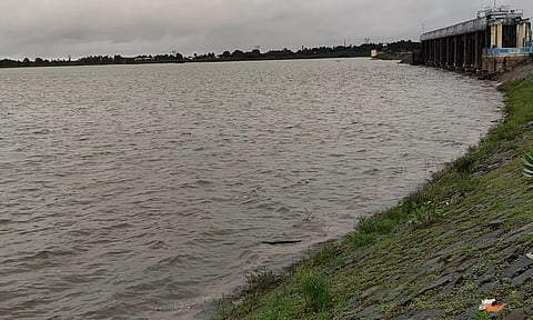 விக்கிரவாண்டி அருகே வீடூர் அணையில் நீர் மட்டம் உயர்ந்து கடல் போல் காட்சி அளிக்கும் காட்சி