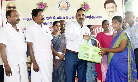 மக்கள் தொடர்பு முகாமில் கர்ப்பிணி பெண்களுக்கு ஊட்டச்சத்து பெட்டகங்களை கலெக்டர் மேகநாத ரெட்டி வழங்கினார்.