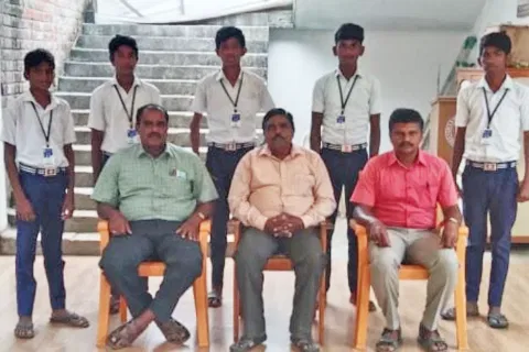 வெற்றி பெற்ற மாணவர்களை பள்ளி நிர்வாகிகள் பாராட்டினர்.