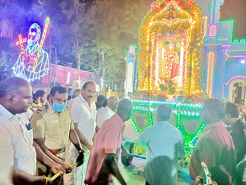 திருவிழா தேர்பவனி நடந்த போது எடுத்தபடம்.