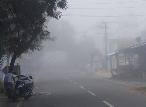 கோபிசெட்டிபாளையம் பகுதியில் இன்று காலை கடும் பனிப்பொழிவு