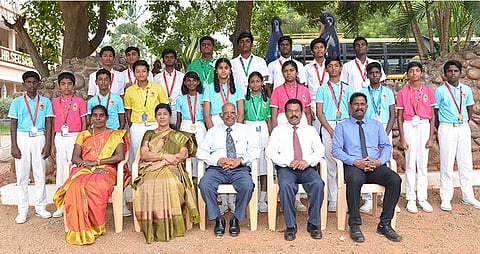 வெற்றி பெற்ற மாணவ-மாணவிகளை படத்தில் காணலாம்.