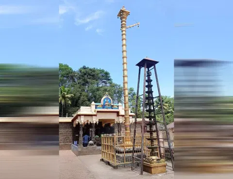 அச்சன்கோவில் தர்மசாஸ்தா கோவில். 