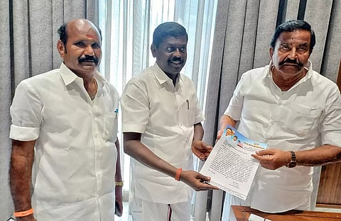 அமைச்சர் நேருவிடம், தென்காசி தெற்கு மாவட்ட தி.மு.க. செயலாளர் சிவபத்மநாதன் கோரிக்கை மனு வழங்கிய காட்சி.
