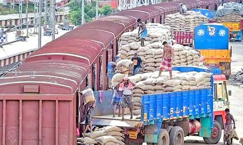 தஞ்சையில் இருந்து  திருநெல்வேலிக்கு சரக்கு ரெயிலில் 1250 டன் அரிசி அனுப்பி வைப்பு