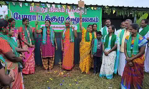 பச்சாக்கவுண்டனூரில் போராட்ட குழு அலுவலகம் திறந்து போராட்டம் நடத்திய விவசாயிகள்.