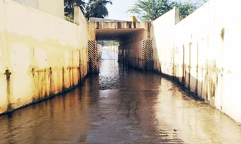 சுரங்கப்பாதையில் தேங்கியுள்ள மழைநீர்.