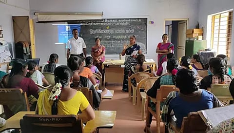 பரமத்தி வட்டார வள மையத்தில் தன்னார்வலர்களுக்கு பயிற்சி நடைபெற்ற போது எடுத்த படம்.