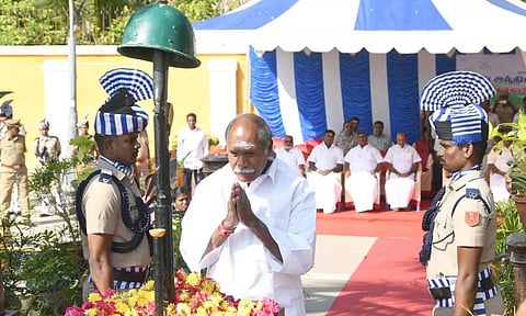 போர் வீரர்கள் நினைவுச் சின்னத்தில் முதலமைச்சர் ரங்கசாமி மலர் அஞ்சலி செலுத்திய காட்சி.