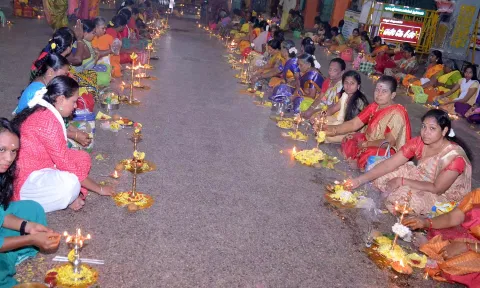 திண்டுக்கல் மாரியம்மன் கோவிலில் நடைபெற்ற விளக்கு பூஜையில் கலந்து கொண்ட பெண்கள்.