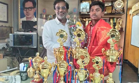 மாணவர் ஹரிஷ் ராகவேந்திரனை ஆல்பா கல்வி குழுமங்களின் இயக்குனர் தனதியாகு பாராட்டிய காட்சி.