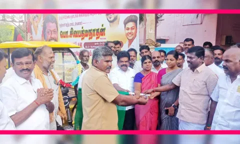 பேட்டரி வாகனங்களை தி.மு.க. தென்காசி தெற்கு மாவட்ட செயலாளர் சிவபத்மநாதன்  கொடியசைத்து தொடங்கி வைத்த காட்சி.